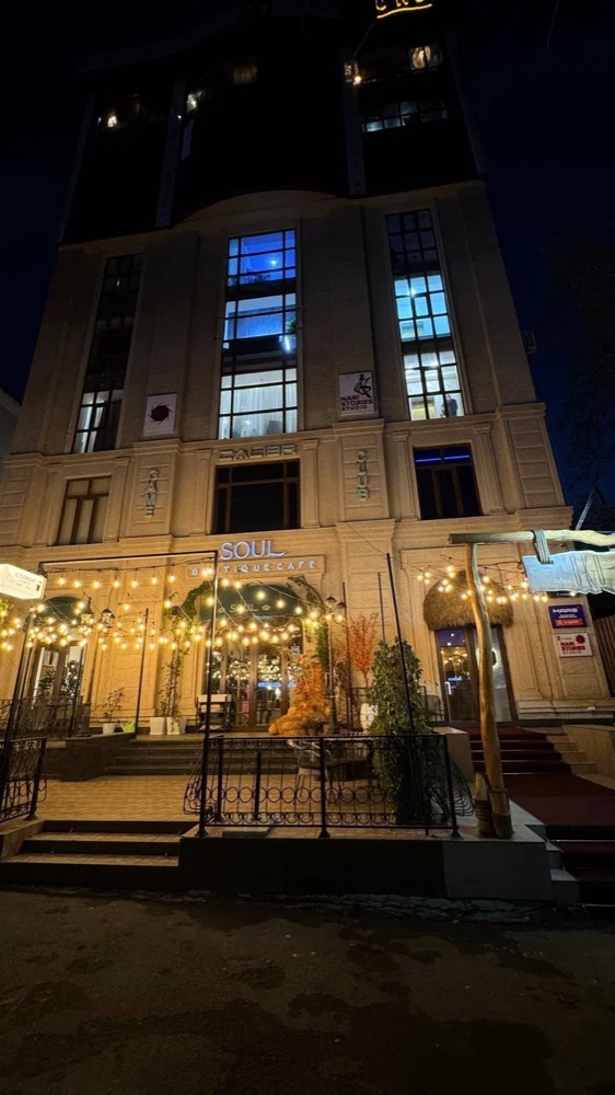 Mars IT School, Buyuk Ipak Yoli branch at night